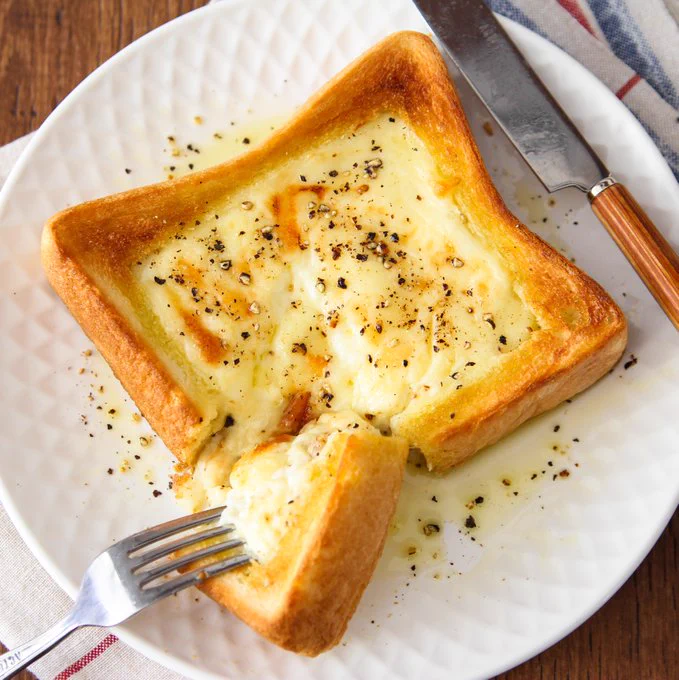 牛乳などで作る特製ソースが食パンとすごくよく合いそう！とっても美味しそうな料理のレシピ！