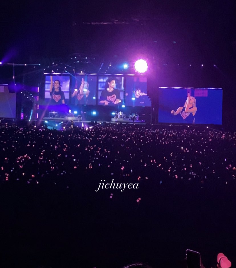 jichuyea's tweet photo. take me back to march 11th😫💔 
#BORNPINKinJAKARTA https://t.co/e6SLNChl83