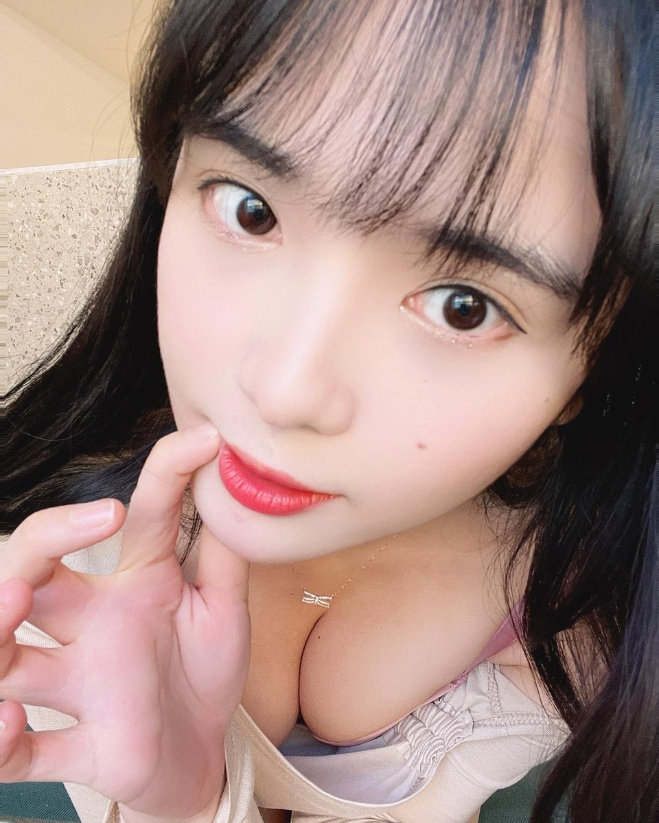 BugeKarabel's tweet photo. 我不喜欢穿内裤...嘻嘻。迷人的涩涩的视频自己第一次录，想看留下你骚骚的话... https://t.co/cDhv58eY29