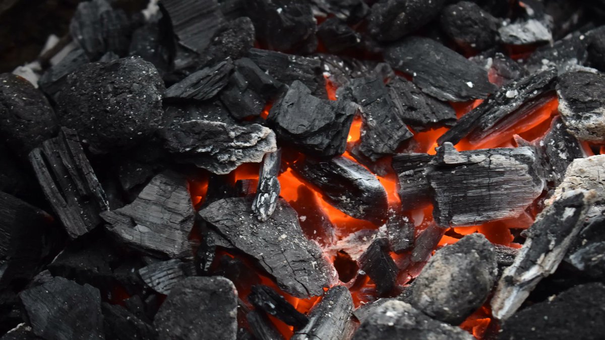 NapoleonSafa's tweet photo. La verdad pienso que la gente que en la antigüedad le gustaba más usar carbón que el petróleo estaba demasiado equivocada, el carbon contamina bastante mas, y se ve a simple vista. https://t.co/UANkuvMk6W