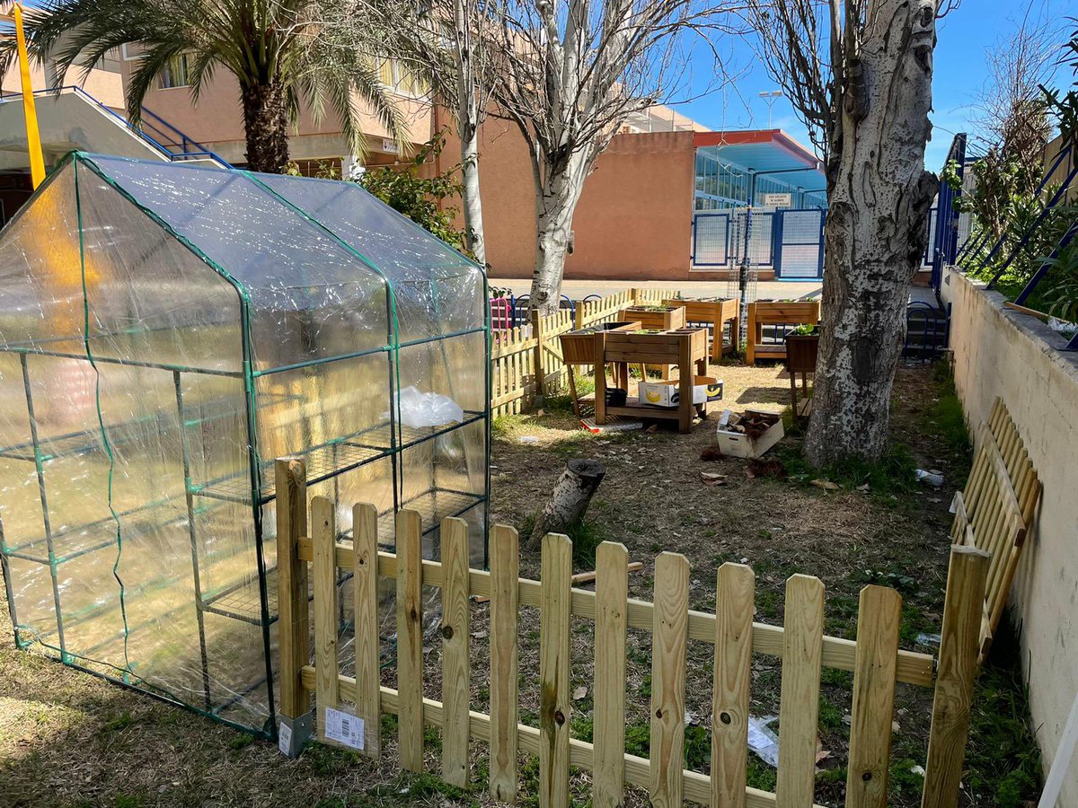 MaristasCt's tweet photo. 🥒AMPLIAMOS NUESTRO ECOHUERTO 🥬
El AMPA nos ha ayudado a mejorar nuestro huerto escolar con un invernadero y un cerco que nos ayuda a delimitar.
Seguimos trabajando diferentes proyectos escolares que complementan los contenidos vistos en clase.
#SOMOSTIERRA https://t.co/udiZwnI9mp