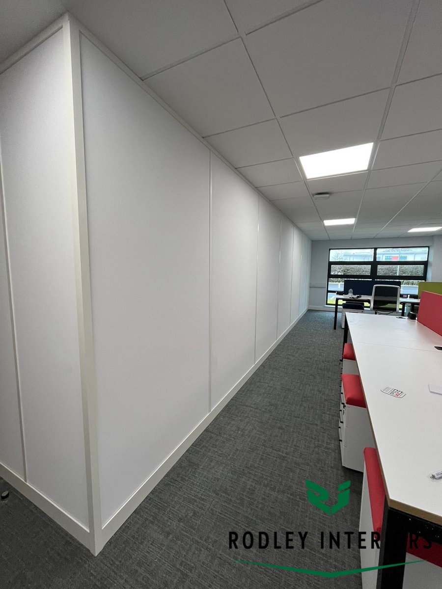rodleyinteriors's tweet photo. Soundproof office partitions divide this Leeds workspace. Take a look at our Aluminium Office Partitions page here...https://t.co/1fdxt0wpin #soundproofwalls #officepartitioning #aluminiumpartitions #leeds #rodleyinteriors https://t.co/xst4UTv5fd