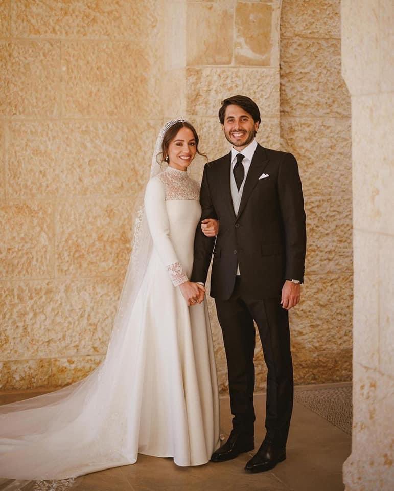 Ania27El's tweet photo. الأميرة إيمان بنت عبدالله الثاني..بفستان جميل ومحترم وتسريحة شعر بسيطة ..
لا مجوهرات كثيرة ولا اكسسوارات براقة …

هكذا ظهرت في حفل زفافها …الله يسعدها ويهنيها …

المظهر المحترم والبسيط ..سر تألق الأميرات ❤️ https://t.co/kdP06sIKDO