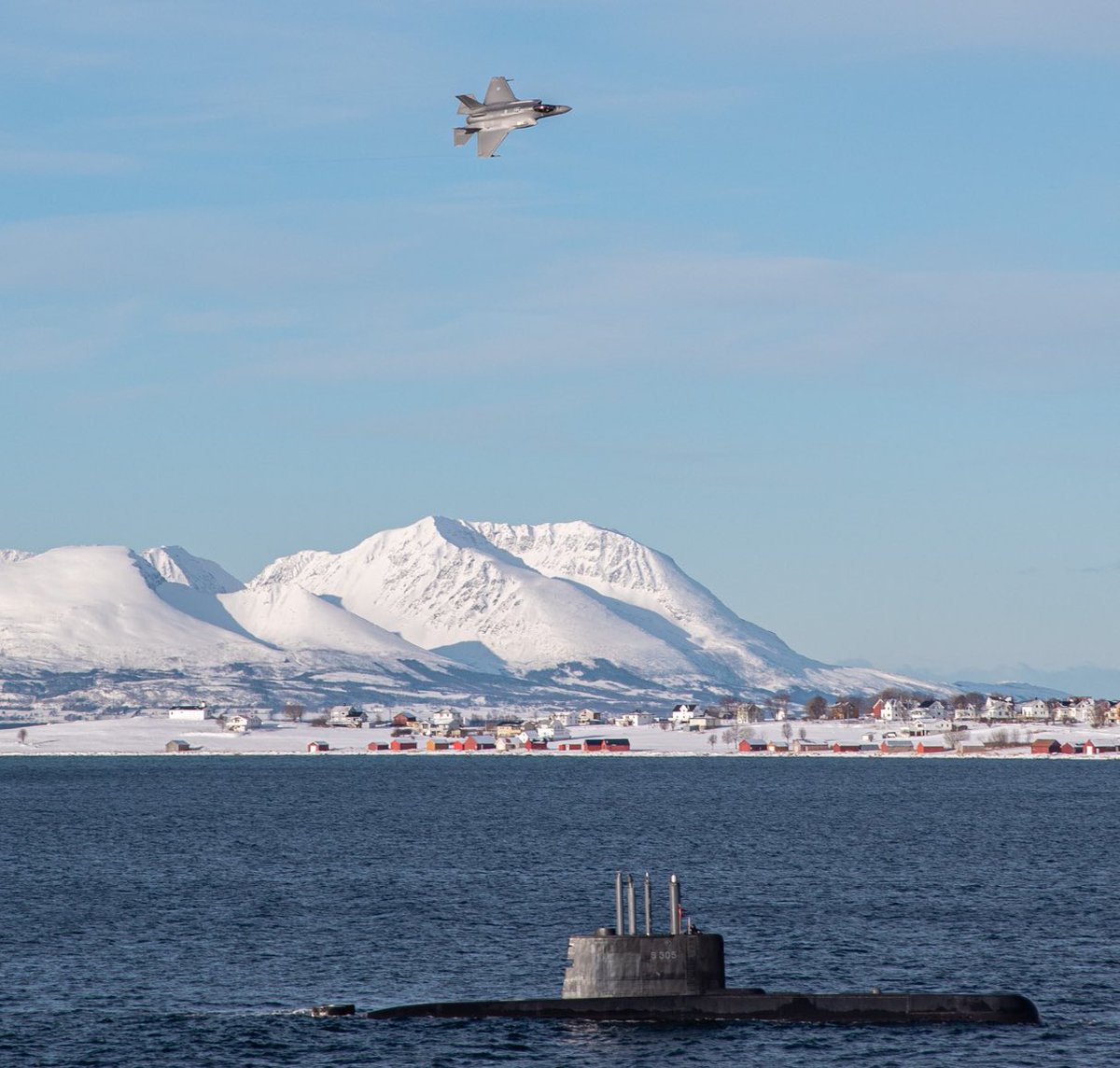 You don’t see this everyday, a Norwegian F-35 and Sub 😎 #JointViking23 🇳🇴 (📷@Forsvaret_no)