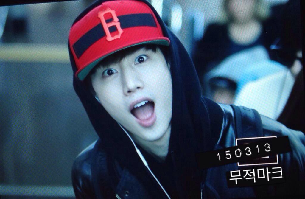 150313 ICN ✈ BKK
วันนี้เมื่อ8 ปีที่แล้วกับการป้อนน้ำในตำนาน แถมหมวกที่พี่มาร์คใส่วันนั้นเป็นหมวกที่อากาเซไทยซื้อให้น้องแบม แต่พี่มาร์คก็เอาของน้องมาใส่>< 
#MarkBam #MTBB