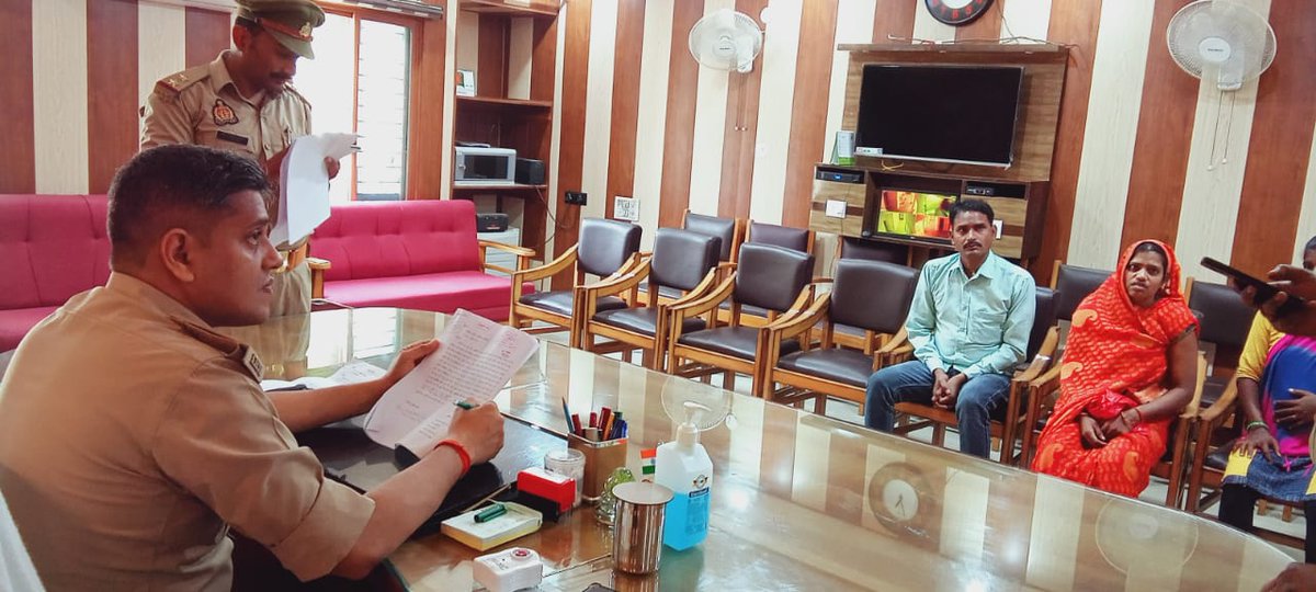 maharajganjpol's tweet photo. #MaharajganjPolice
पुलिस अधीक्षक महराजगंज द्वारा पुलिस कार्यालय में जनता दर्शन के दौरान आमजन की शिकायतों को गम्भीरता पूर्वक सुना गया तथा शिकायतों के गुणवत्तापूर्�� व समयबद्ध निस्तारण हेतु सम्बंधित अधिकारियों को आदेशित किया गया।
 #UPPolice https://t.co/AImwUPySSt
