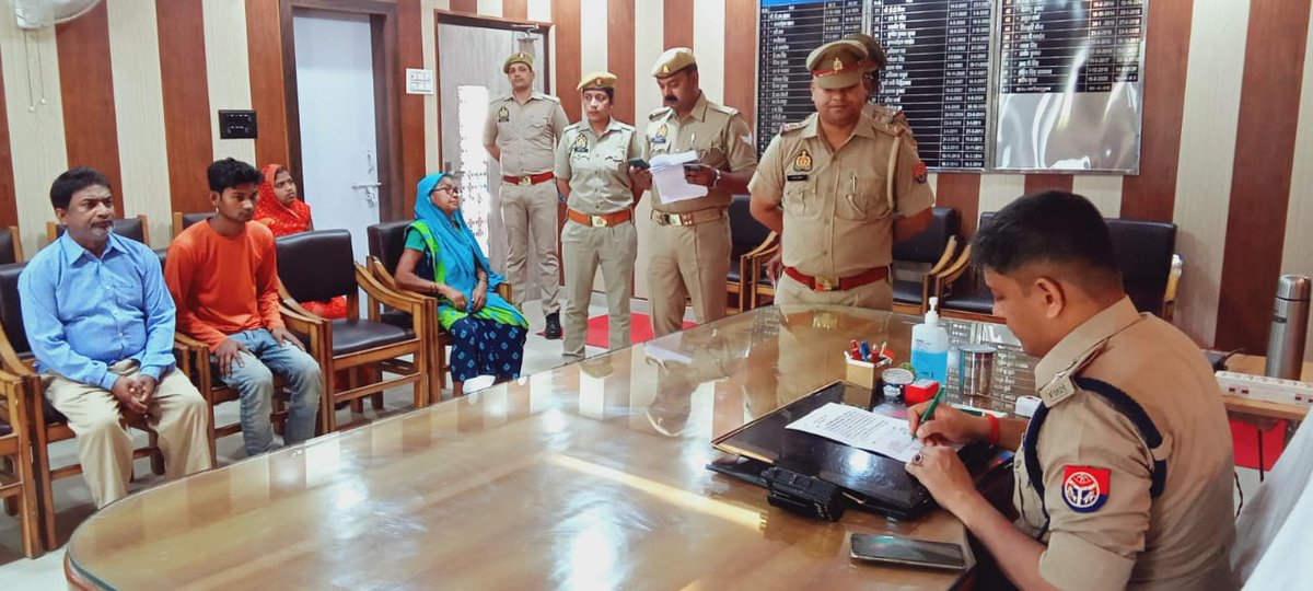maharajganjpol's tweet photo. #MaharajganjPolice
पुलिस अधीक्षक महराजगंज द्वारा पुलिस कार्यालय में जनता दर्शन के दौरान आमजन की शिकायतों को गम्भीरता पूर्वक सुना गया तथा शिकायतों के गुणवत्तापूर्�� व समयबद्ध निस्तारण हेतु सम्बंधित अधिकारियों को आदेशित किया गया।
 #UPPolice https://t.co/AImwUPySSt