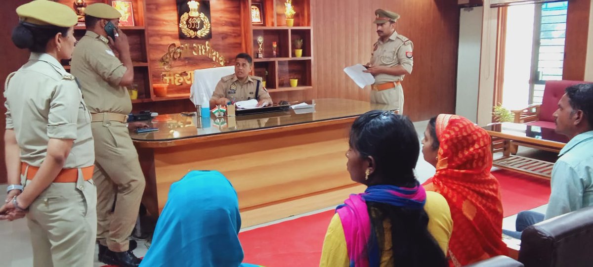 maharajganjpol's tweet photo. #MaharajganjPolice
पुलिस अधीक्षक महराजगंज द्वारा पुलिस कार्यालय में जनता दर्शन के दौरान आमजन की शिकायतों को गम्भीरता पूर्वक सुना गया तथा शिकायतों के गुणवत्तापूर्�� व समयबद्ध निस्तारण हेतु सम्बंधित अधिकारियों को आदेशित किया गया।
 #UPPolice https://t.co/AImwUPySSt