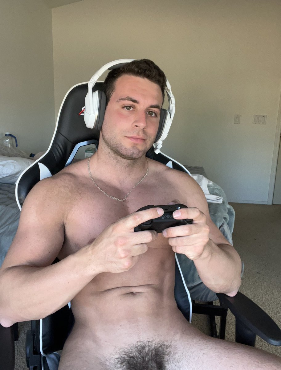 BrooksLock4's tweet photo. Cardio in my bed after we game? 😈 #fitness
https://t.co/BfG6pyNzZj https://t.co/0bPTHgIGa9