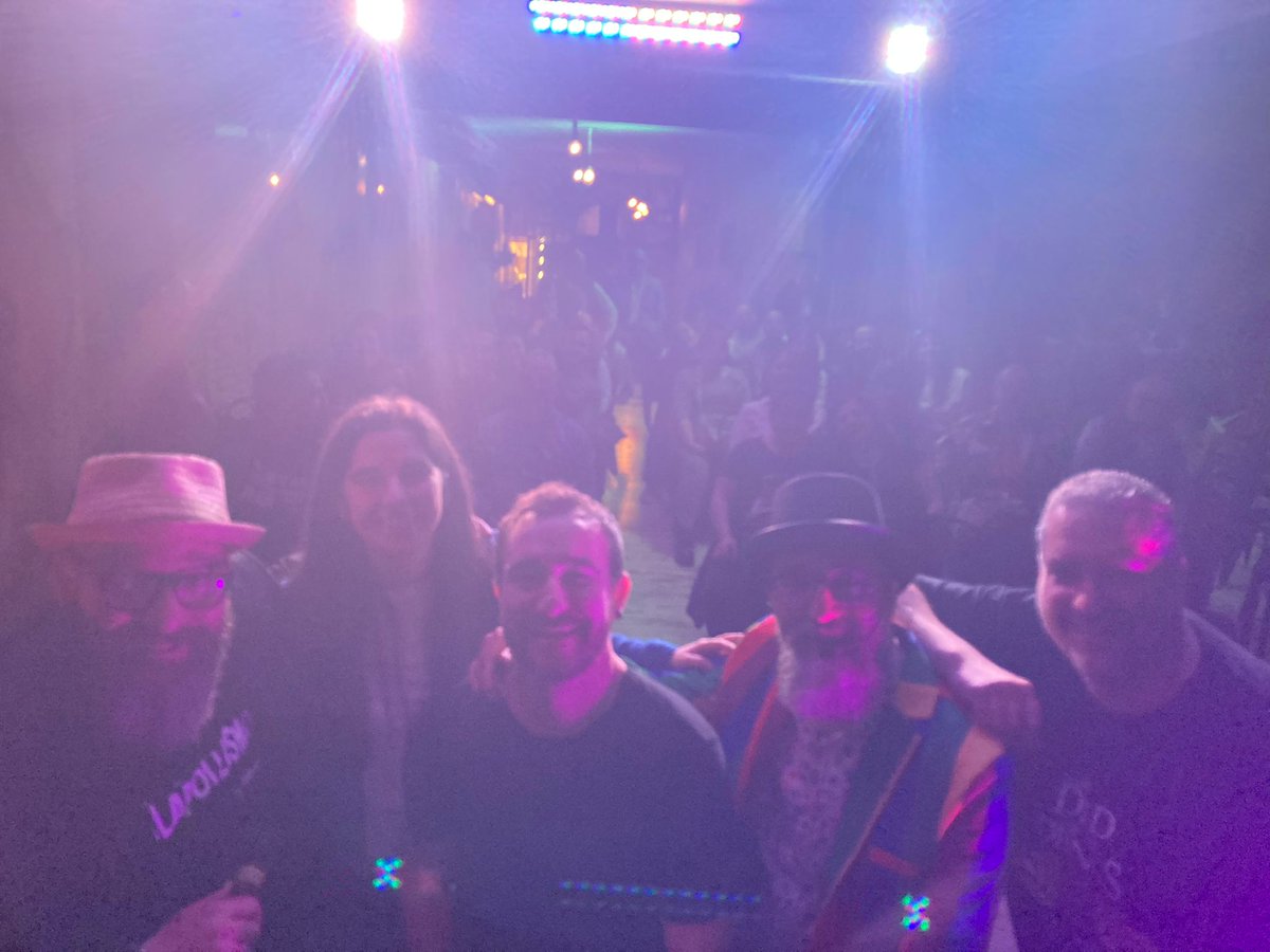 ffornies's tweet photo. Mil gracias... no... millones de gracias a todos los que ayer llenasteis El Sótano Mágico para disfrutar de las impros y los monólogos y nos premiasteis con vuestras risas y aplausos. GRACIAS
#Impros #Monólogos #Humor #RisasACascoporro #DesQuizciados #ElSótanoMágico #Comedia https://t.co/ISpY5vjzRn
