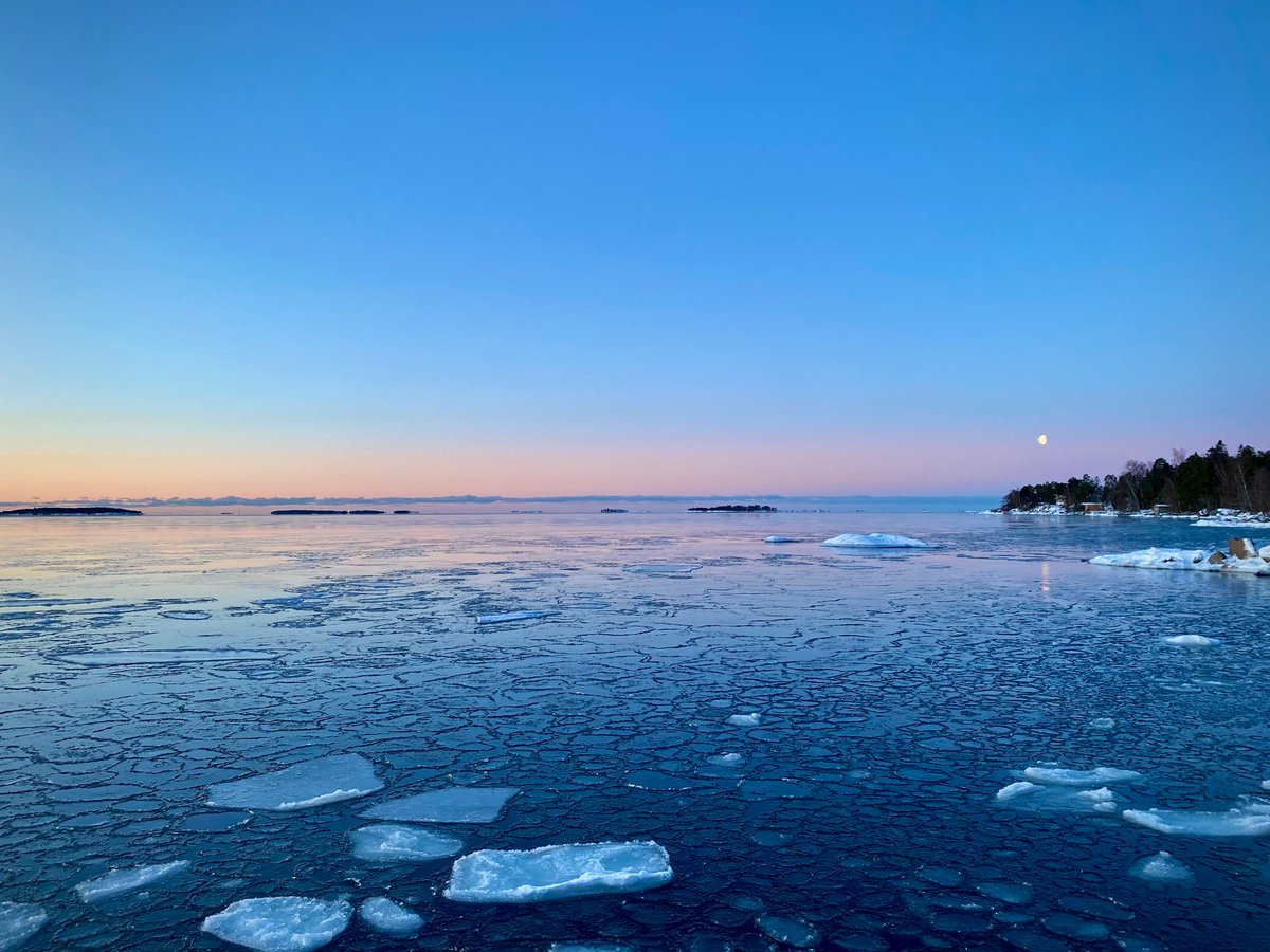 RoittoHM's tweet photo. Swimming this morning with the moon, waiting for the sun to rise.
#iceswimming #FinnishSpring #wonderland #NatureArt https://t.co/O2ZKtQenGX