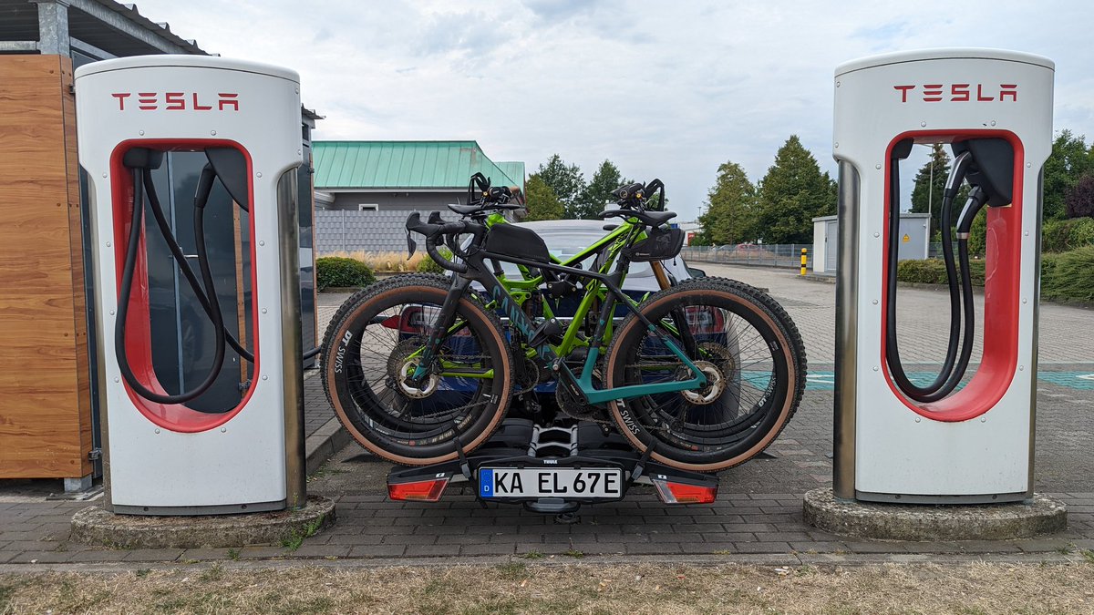 lammy_ka's tweet photo. @cymba_de Also mit Fahrradträger passt man zwischen die Stalls .. sollte also mit der Box auch kein Problem sein. Schätze schon, das die deutlich sparsamer bzgl. Verbrauch ist. Aber ich habe keinen Dachträger, daher konnte ich fährt mit Dachbox noch nicht testen. https://t.co/Onhp5Gbal9