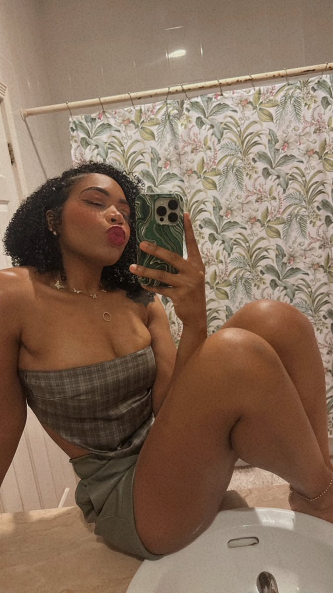 xciv_kris's tweet photo. It’s been a minute. Just wanted to say I looked so good the other night…okay bye. 😂💕 https://t.co/6YCxWHj5O5