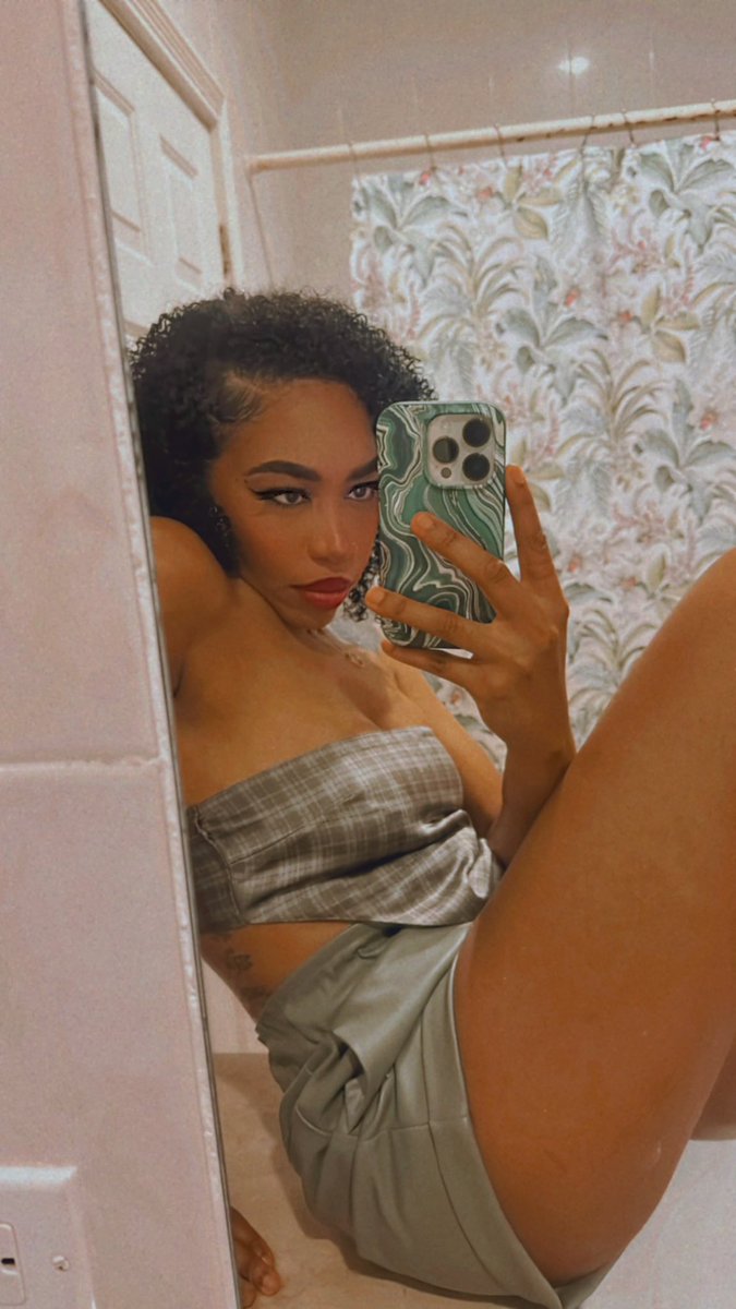 xciv_kris's tweet photo. It’s been a minute. Just wanted to say I looked so good the other night…okay bye. 😂💕 https://t.co/6YCxWHj5O5
