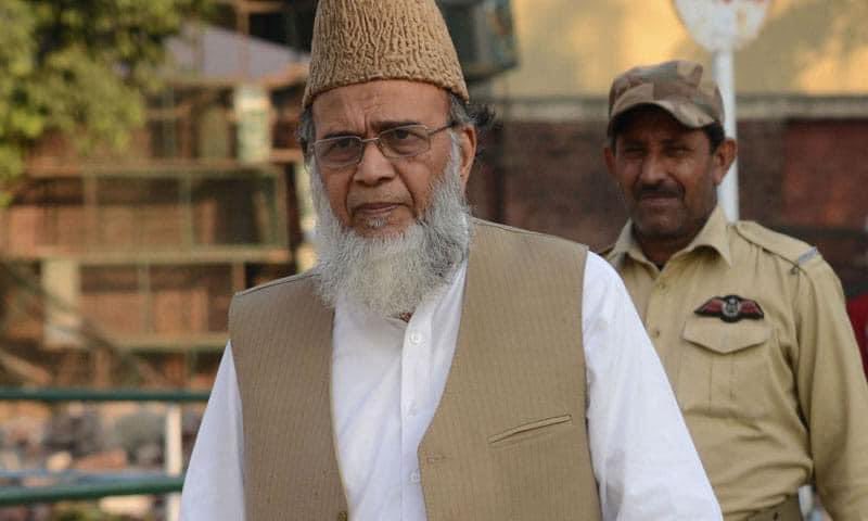 AsaadFakhar's tweet photo. سید منور حسن کو ملنے والے تحائف 

سید منور حسن کی بیٹی کی شادی کے موقع پر ملنے والے تحائف جن کی لاگت 55 لاکھ روپے بنتی تھی بیت المال میں جمع کرادی کہ یہ سید منور حسن کو نہیں بلکہ امیر جماعت اسلامی سید منور حسن کو ملی ہے لہذا اس پر جماعت اسلامی کے بیت المال کا حق ہے میرا نہیں۔

بیرون ملک ان کے دوران امارت میں ایک دفعہ ایک رکن جماعت نے ایک قیمتی گھڑی تحفے میں دی واپس آکر وہ گھڑی بیج کر قیمت بیت المال میں جمع کردی اور کہا کہ اگر میرے پاس یہ عہدہ نہ ہوتا تو بے شک اس گھڑی پر میرا حق بنتا تھا لیکن اب یہ جماعت اسلامی کی ملکیت ہے کیونکہ یہ مجھے ذاتی حیثیت میں نہیں بلکہ امیر جماعت کی حیثیت میں ملی ہے۔ 

آج کے دور میں ایسے دیانتدار امانت دار لیڈرشپ  دوسری جماعتوں میں ملنا مشکل ہے۔