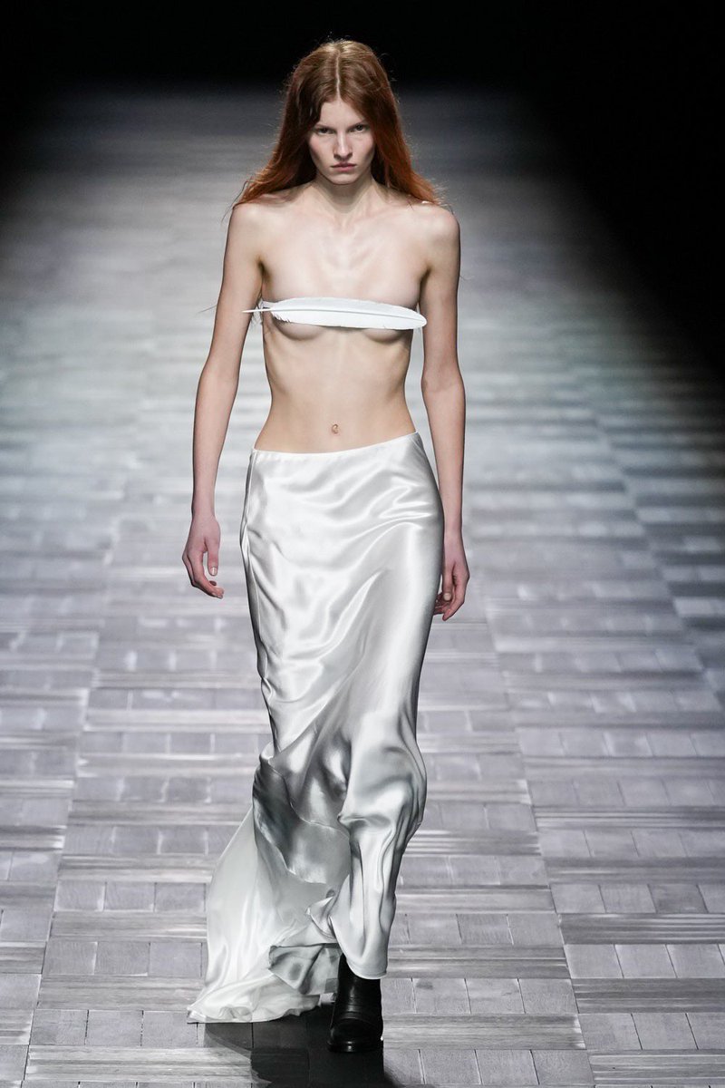 saintdoII's tweet photo. HUNTER SCHAFER IN FRESH OFF THE RUNWAY ANN DEMEULEMEESTER FW23. СUNTTTTT https://t.co/RFYyBQsPnd