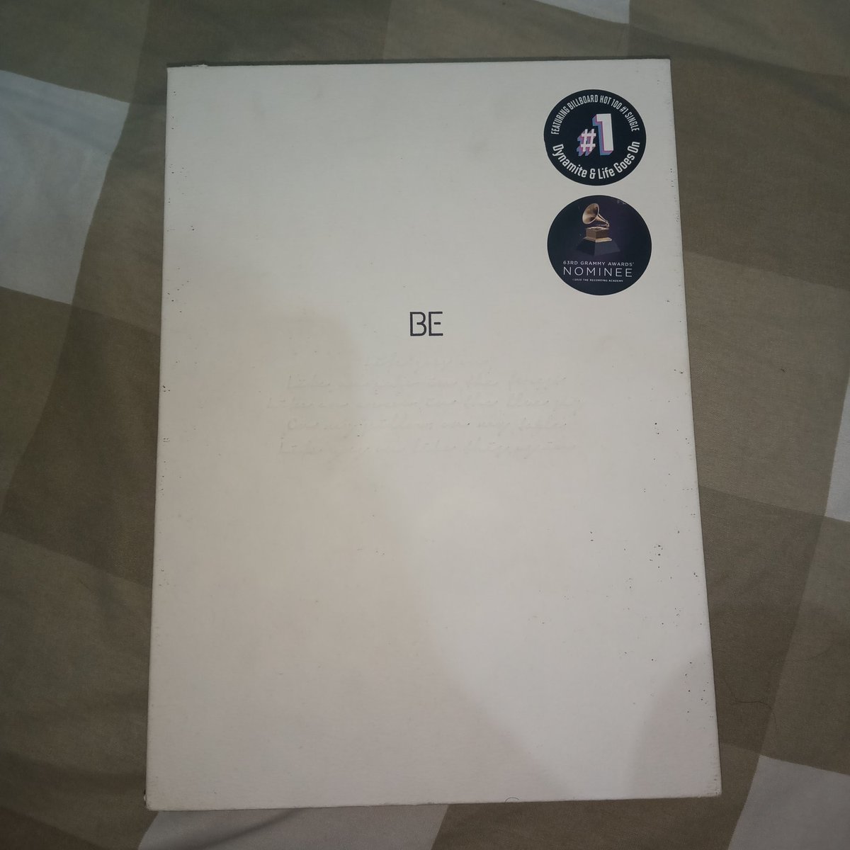 hvxyaya's tweet photo. WTS ALBUM BTS BE ESSENTIAL EDITION 
- unsealed
- fullset sesuai yg difoto
- good condi tapi agak kotor dikit &amp; ketempel stiker
- qr belom discan
💰220k nego 
📍Sleman, Yogyakarta

yg minat/tanya" bisa langsung DM ya, btw ntar dapet freebies juga😉

#btsina #armyina #merchkpop https://t.co/jwS3Z0tA75