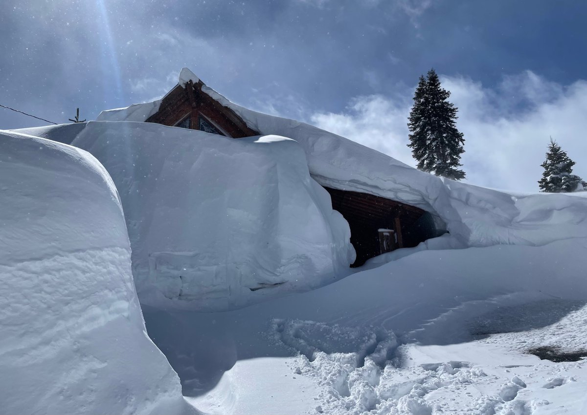 How it started, and how it’s going. The second photo was taken 5 feet of snow ago. Expecting another 6 feet in the next 3 days.

#CaliforniaSnow #AtmosphericRiver #PineappleExpress #Tahoe #LakeTahoe #SierraSnow #Truckee