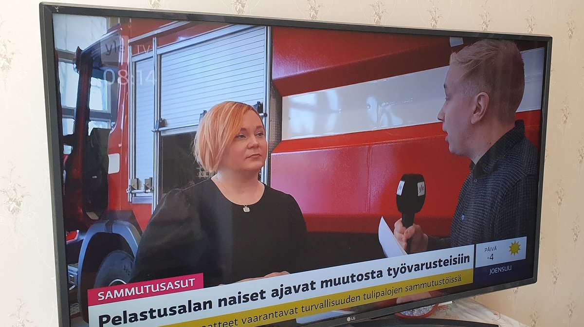 Kinnunen_Jouko's tweet photo. Tärkeää asiaa telkkarissa @LeinonenMira, samoja ongelmia on myös meidän käytössä olevien suojavarusteiden kanssa. Omat kollegani ovat naisia ja miehiä, emmekä vielä kykene tarjoamaan kaikille sopivia varusteita. #työturvallisuus #rajaturvallisuus #pelastus #varusteet https://t.co/5HNLYiQGNR