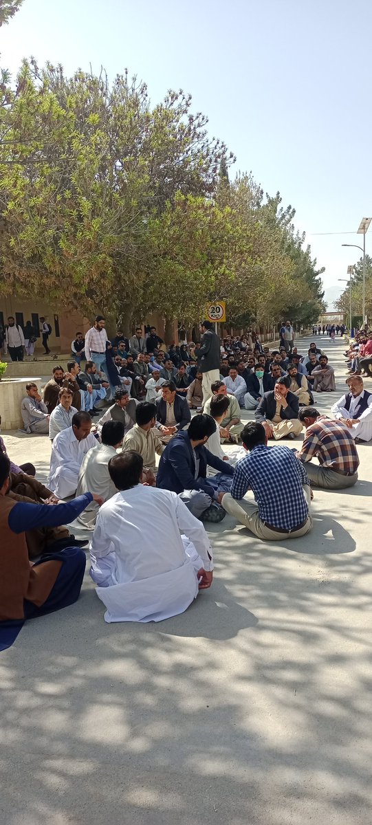 AzizKakar09's tweet photo. بیو ٹمز ملازمین  وائس چانسلر افس کے سامنے  عدم ادائیگی پر احتجاج کر رہے ہیں ۔
@Gov_Balochistan
@LoveBizenjo143
 #بیوٹمز_ملازمین_کو_تنخواہ_دو
#بدعنوان_بیوٹمز_انتظامیہ_ https://t.co/mZ7BTievDU