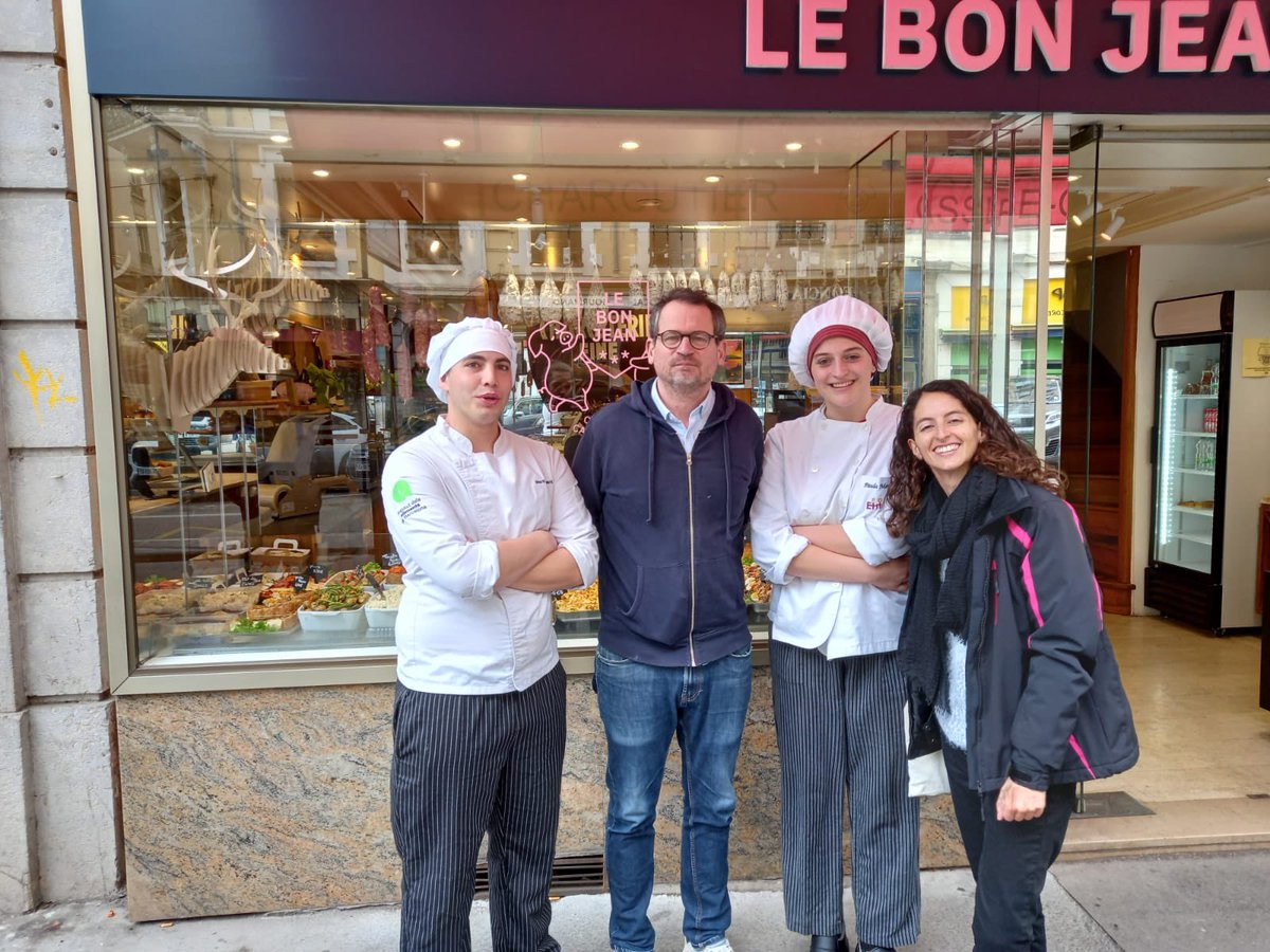 InsAlimentsBCN's tweet photo. El 10 de març l'alumnat dels CFGM de Forneria, pastisseria i confiteria i Elaboracions de productes alimentaris fan finalitzar el seu Erasmus a Lió (França). Merci beaucoup au Greta CFA François Rabelais et à toutes les entreprises de votre accueil. À bientôt! #Erasmus https://t.co/GcHJjP0RUb