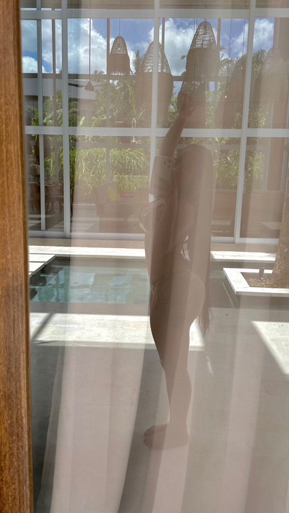indiaroyaleb's tweet photo. Taking a dip. 💦 https://t.co/gffeiNRrEz