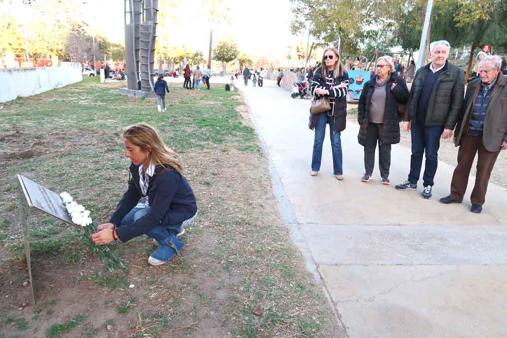 Homenatge del <a href="/gava_pp/">PPGavà</a> a les víctimes del terrorisme. Amb motiu del Dia Europeu de les Víctimes del Terrorisme, integrants de l’agrupació van fer una ofrena floral als peus de l’Olivera de la Pau de #Gavà elbruguersdigital.cat/homenatge-del-…