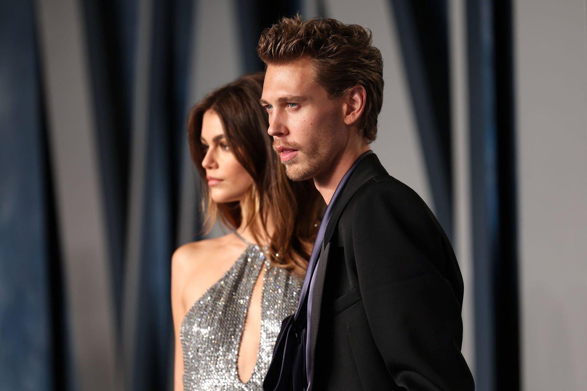 archivebutler's tweet photo. Austin Butler and Kaia Gerber looking incredible at the Vanity Fair #Oscars Party https://t.co/96UmZEbVdE