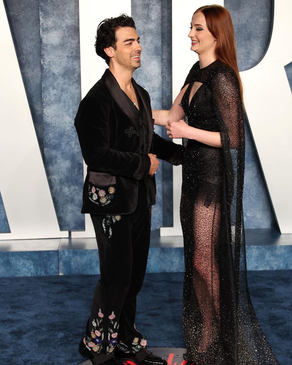 Joe Jonas France tweet media