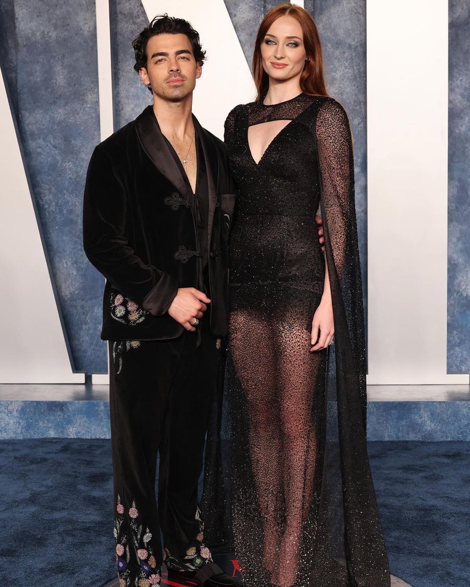 Joe Jonas France tweet media