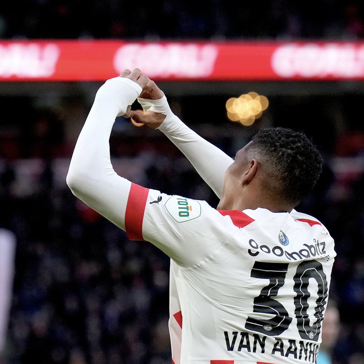 PSV's tweet photo. His first ๐ซถ
#PSVCAM https://t.co/rLuYrWlxWX