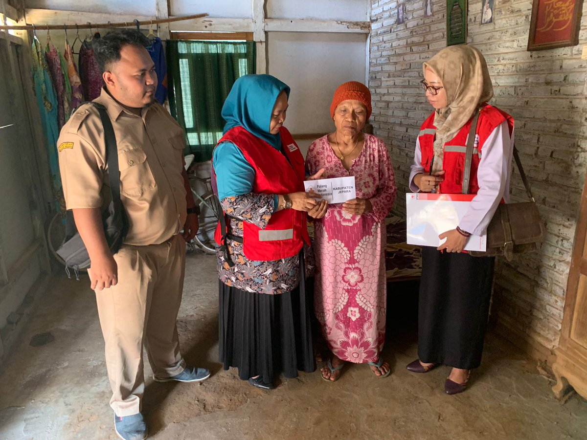 ( 13/03 ) Jepara, PMI Kabupaten Jepara menyerahkan Bantuan berupa uang tunai untuk An. Wagimah warga Rt 04/02 Desa Balong Kecamatan Kembang yang rumahnya roboh pada 7 Maret 2023

BANTUAN YANG DIBERIKAN PMI HASIL DARI BULAN DANA PMI KABUPATEN JEPARA