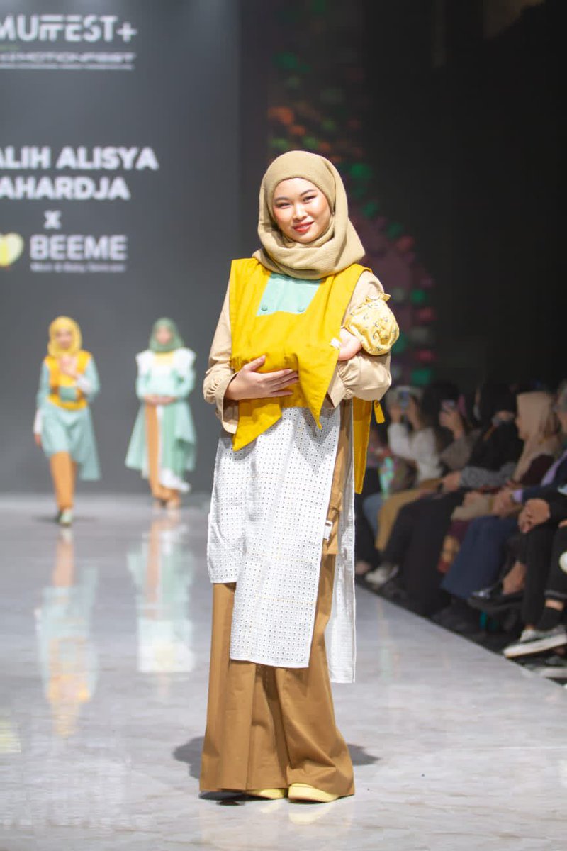 saalihalisya's tweet photo. Mulai dari yg pertama yaitu baju hamil, kedua baju menyusui DBF dengan vest sekaligus berfungsi sebagai nursing cover,baju dilengkapi gendongan &amp; terakhir baju nya dilengkapi dengan diaper bag yg bisa dilepas pasang mewakili para eping mom &amp; working mom 🥰. https://t.co/bBOIuIEDFs