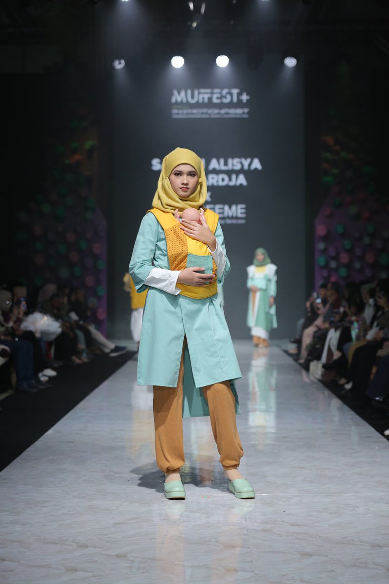 saalihalisya's tweet photo. Mulai dari yg pertama yaitu baju hamil, kedua baju menyusui DBF dengan vest sekaligus berfungsi sebagai nursing cover,baju dilengkapi gendongan &amp; terakhir baju nya dilengkapi dengan diaper bag yg bisa dilepas pasang mewakili para eping mom &amp; working mom 🥰. https://t.co/bBOIuIEDFs