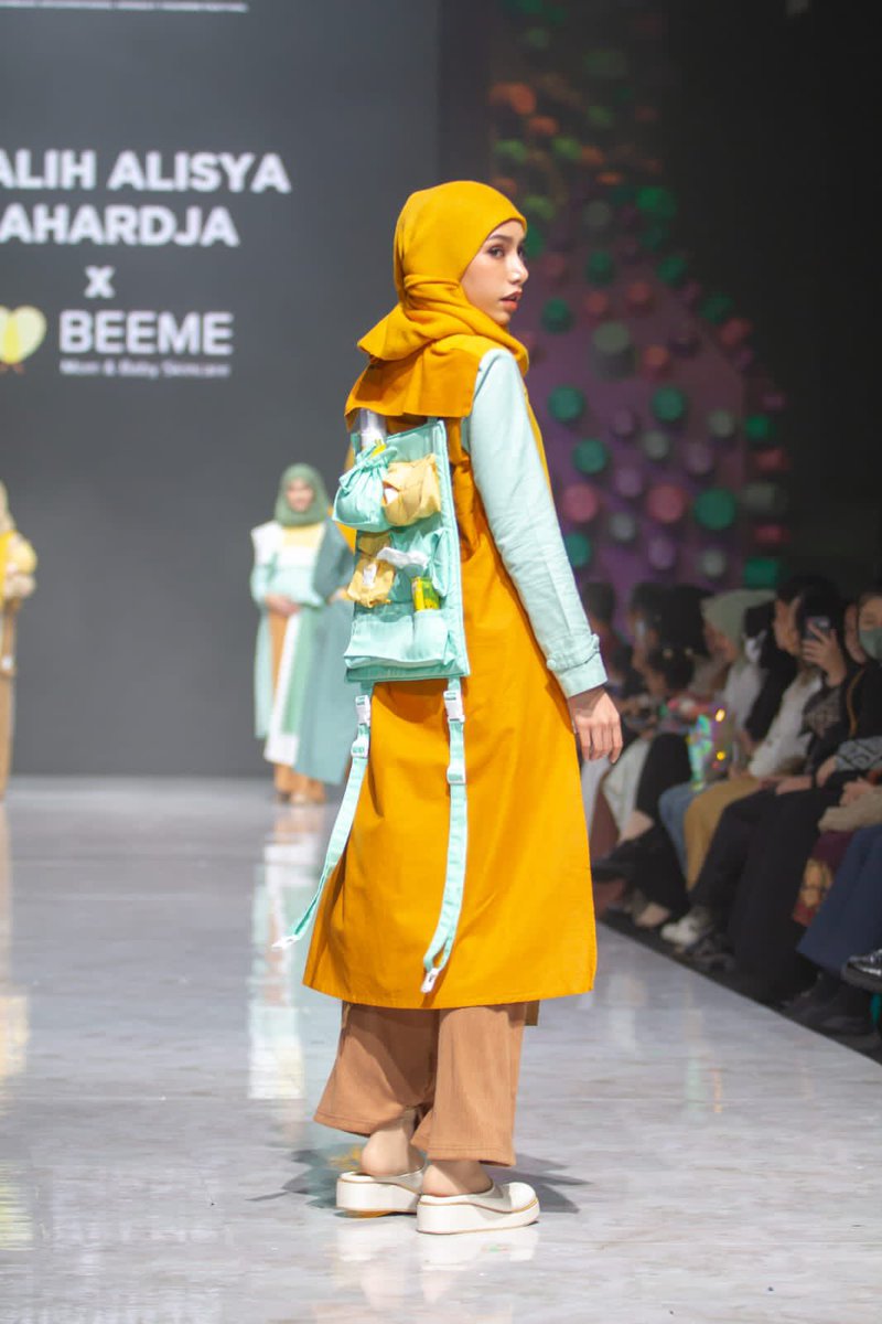 saalihalisya's tweet photo. Mulai dari yg pertama yaitu baju hamil, kedua baju menyusui DBF dengan vest sekaligus berfungsi sebagai nursing cover,baju dilengkapi gendongan &amp; terakhir baju nya dilengkapi dengan diaper bag yg bisa dilepas pasang mewakili para eping mom &amp; working mom 🥰. https://t.co/bBOIuIEDFs