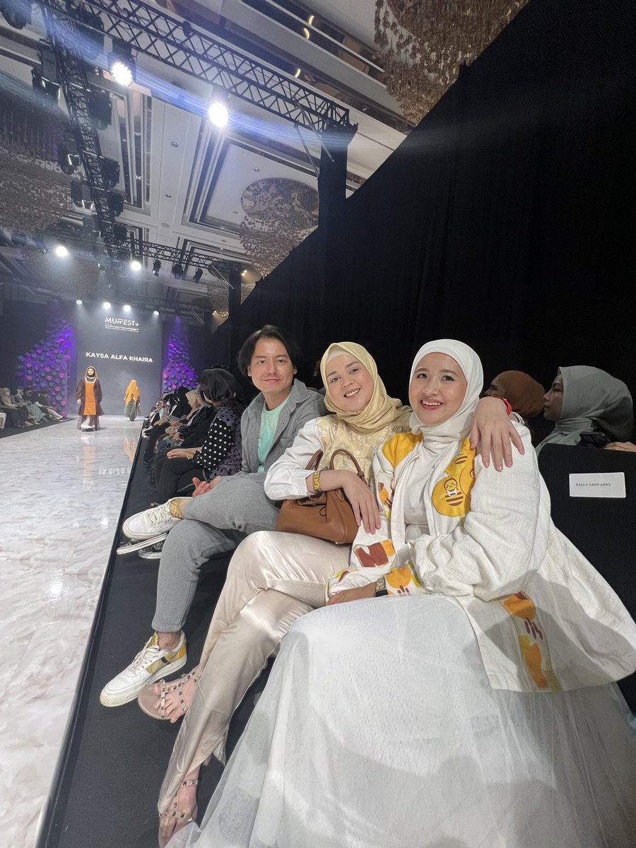 saalihalisya's tweet photo. Terakhir, foto founder BEEME mom Sheyla Taradia &amp; Kak Cut Meyriska beserta suaminya Kak Roger turut hadir menyaksikan fashion show perdanaku 😍. Ohiya, opening &amp; closing showku juga dimeriahkan oleh suara bayi 😆 https://t.co/FF4NCqFUuf