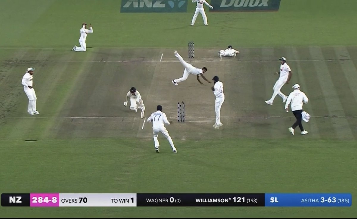 mufaddal_vohra's tweet photo. What a picture this is - Kane Williamson gave his all and put in the dive to win it for New Zealand. Injured Wagner dived, Sri Lankan players in hope for a run out. https://t.co/lmKMzvUgIM