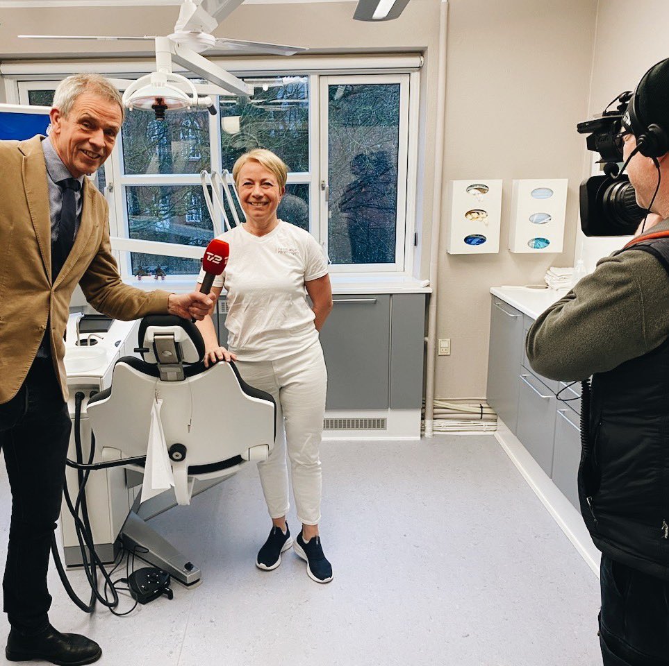 SusanneKleist's tweet photo. Det er fuldstændig uholdbart, at vi stadig venter på #dkpol, som i 2018 igangsatte modernisering af voksentandplejen - uden at vi endnu har set så meget som et udspil. Både patienter og tandlæger taber med status quo, sagde jeg på @tv2newsdk. Vis handling, @sophieloehde #sundpol https://t.co/r1rLnGT5uu