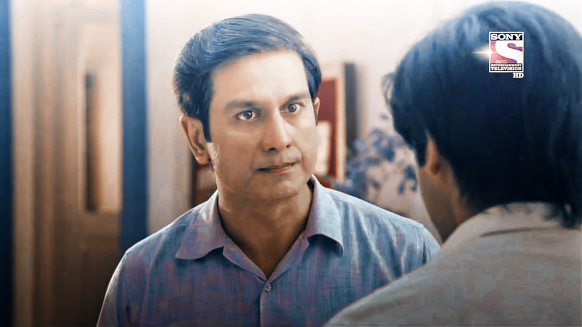 qaagazkikashti's tweet photo. how sameer conveyed everything smartly. his words were mixture of complains and support for naina.

randeep in this scene 🤌
the change in expressions, voice modulations, sarcastic smile. saying things subtly and being loud at proper places !!

#YehUnDinonKiBaatHai #RandeepRai https://t.co/l3KH7sxJ69