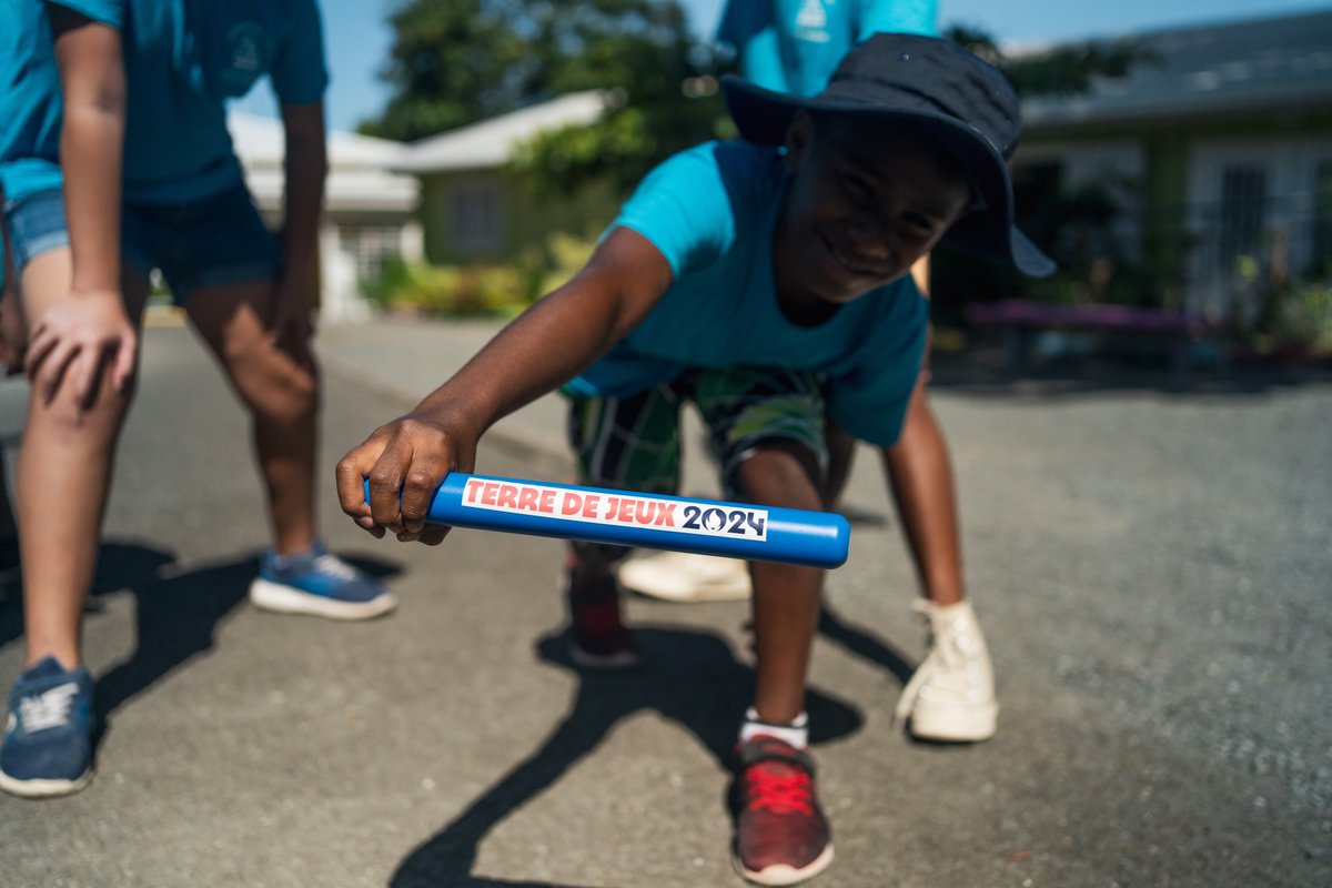 UsepNc's tweet image. Le monde entier court pour célébrer les Jeux Olympiques de @Paris2024 ! Nous sommes fiers de participer à cet événement et de recevoir le témoin du relais remis par Fidji @ambafrancefj. 
Prêts à courir pour la paix et l&apos;amitié ! Allons-y ! #TerredeJeux2024 @Francediplo