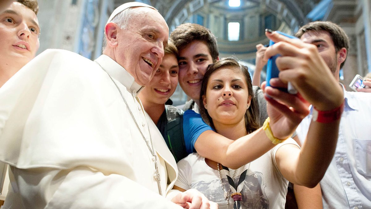 jmolaizola's tweet photo. Hoy se cumplen 10 años del pontificado de Francisco.  
Gracias por ser pastor. Muchos lo critican por arriesgar demasiado. Otros por arriesgar demasiado poco. Por mi parte, agradezco los intentos. Y rezo porque Dios le siga guiando. https://t.co/TzJYBJrhfs