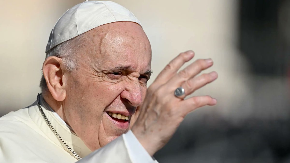 jmolaizola's tweet photo. Hoy se cumplen 10 años del pontificado de Francisco.  
Gracias por ser pastor. Muchos lo critican por arriesgar demasiado. Otros por arriesgar demasiado poco. Por mi parte, agradezco los intentos. Y rezo porque Dios le siga guiando. https://t.co/TzJYBJrhfs