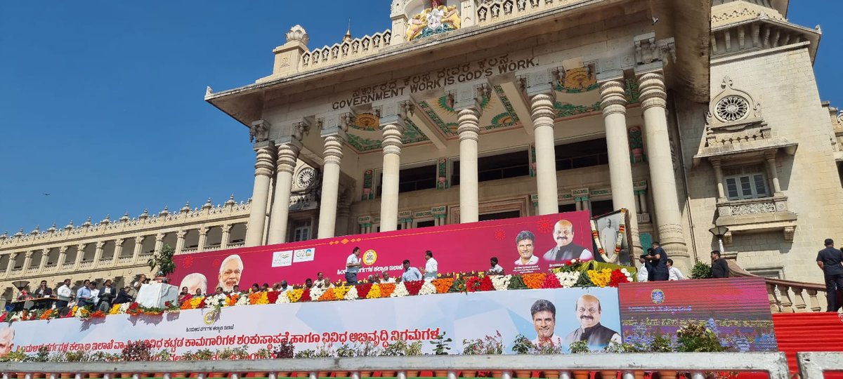 KVCDCofficial's tweet photo. ದಿ:11-03-23 ರಂದು ಸನ್ಮಾನ್ಯ ಮುಖ್ಯಮಂತ್ರಿಗಳು, ಹಿಂದುಳಿದ ವರ್ಗಗಳ ಕಲ್ಯಾಣ ಇಲಾಖೆಯ ವ್ಯಾಪ್ತಿಯ ಎಲ್ಲಾ ನ��ಗಮಗಳ ಹಾಗೂ ಕರ್ನಾಟಕ ಒಕ್ಕಲಿಗ ಅಭಿವೃದ್ಧಿ ನಿಗಮದ ಫಲಾನುಭವಿಗಳಿಗೆ ಸವಲತ್ತನ್ನು ವಿತರಿಸಿದರು, ಮಾನ್ಯ ಅಧ್ಯಕ್ಷರಾದ ಶ್ರೀ ಎಂ. ಕೃಷ್ಣಪ್ಪನವರು, ಸರ್ಕಾರದ ಕಾರ್ಯದರ್ಶಿಗಳು ಉಪಸ್ಥಿತರಿದ್ದರು. @CMofKarnataka @MLAMkrishnappa https://t.co/a1xfaiqMT2