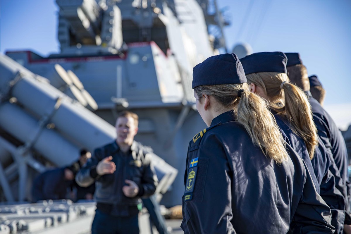 jimmieadamsson's tweet photo. Förra veckan övade HMS Stockholm med den amerikanska jagaren USS Porter i sydöstra Östersjön. Besättningarna besökte också varandras fartyg. Övningar som denna är vanliga och viktiga mot bakgrund av det allvarliga omvärldsläget. Foto: USS Porter. #USNavyEurope #Forsvarsmakten https://t.co/B4fvow46Gu