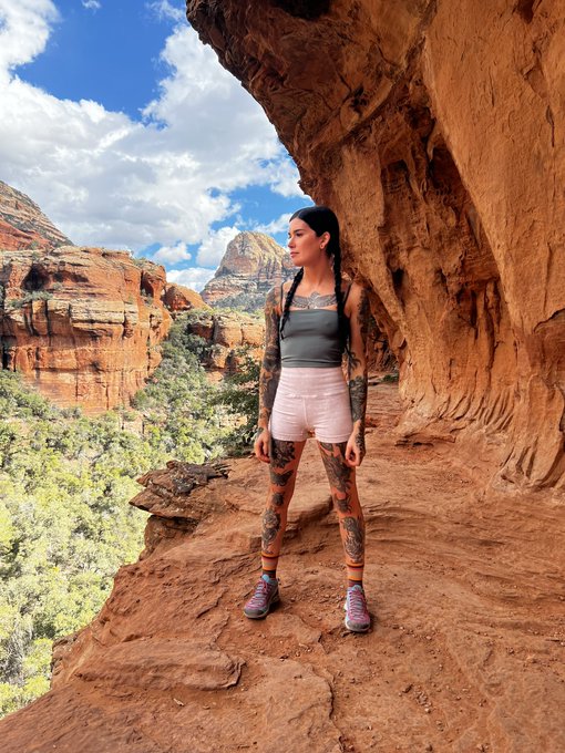 Watch Peechfuzzzz's leaked NSFW photo on TwXstars