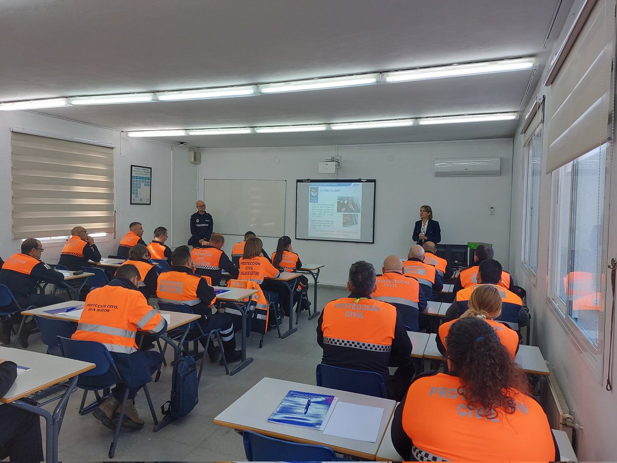 IespaJunta's tweet image. Este fin de semana en @IespaJunta  30 miembros de #ALVPC Andalucía asisten a Taller sobre Actuación en Materia de tráfico @InteriorJunta con Ana Luz  Jiménez Coordinadora @DGTes en Andalucía y Emilio Andrades.