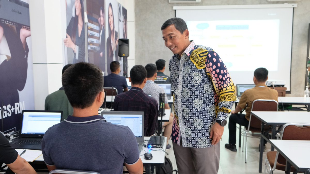mikrotik_id's tweet photo. Kunjungan Kapushubad Mayjen TNI Nurcahyo Utomo untuk memantau secara langsung proses pembelajaran peserta Penataran Jaringan Advanced MikroTik Pusbhubad TA 2023 di Citraweb Yogyakarta.
#TrainingMikroTik #Tentara #TNI #TNIAD #MTCRE #MTCWE #MikroTik #Citraweb #MikrotikTraining https://t.co/6xKdajRsvv