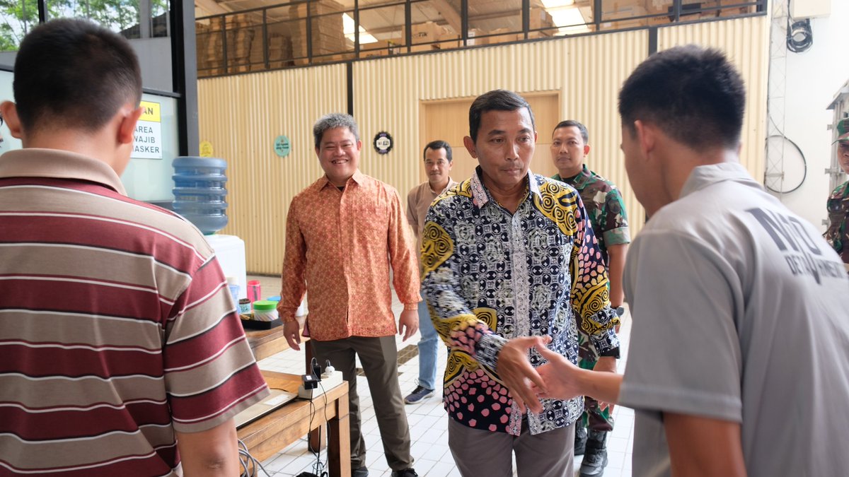 mikrotik_id's tweet photo. Kunjungan Kapushubad Mayjen TNI Nurcahyo Utomo untuk memantau secara langsung proses pembelajaran peserta Penataran Jaringan Advanced MikroTik Pusbhubad TA 2023 di Citraweb Yogyakarta.
#TrainingMikroTik #Tentara #TNI #TNIAD #MTCRE #MTCWE #MikroTik #Citraweb #MikrotikTraining https://t.co/6xKdajRsvv