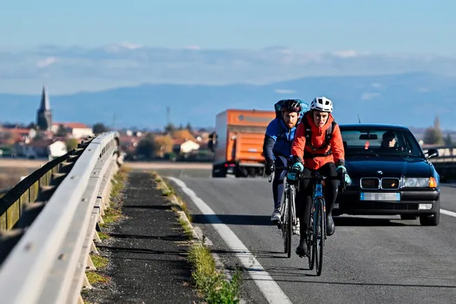 lamontagne_fr's tweet photo. "Avant, je considérais presque que les vélos n'avaient rien à faire là" 
Devenus cyclistes, leur perception a changé 

▶https://t.co/PJ3PkyskCc https://t.co/s2pobicg1v
