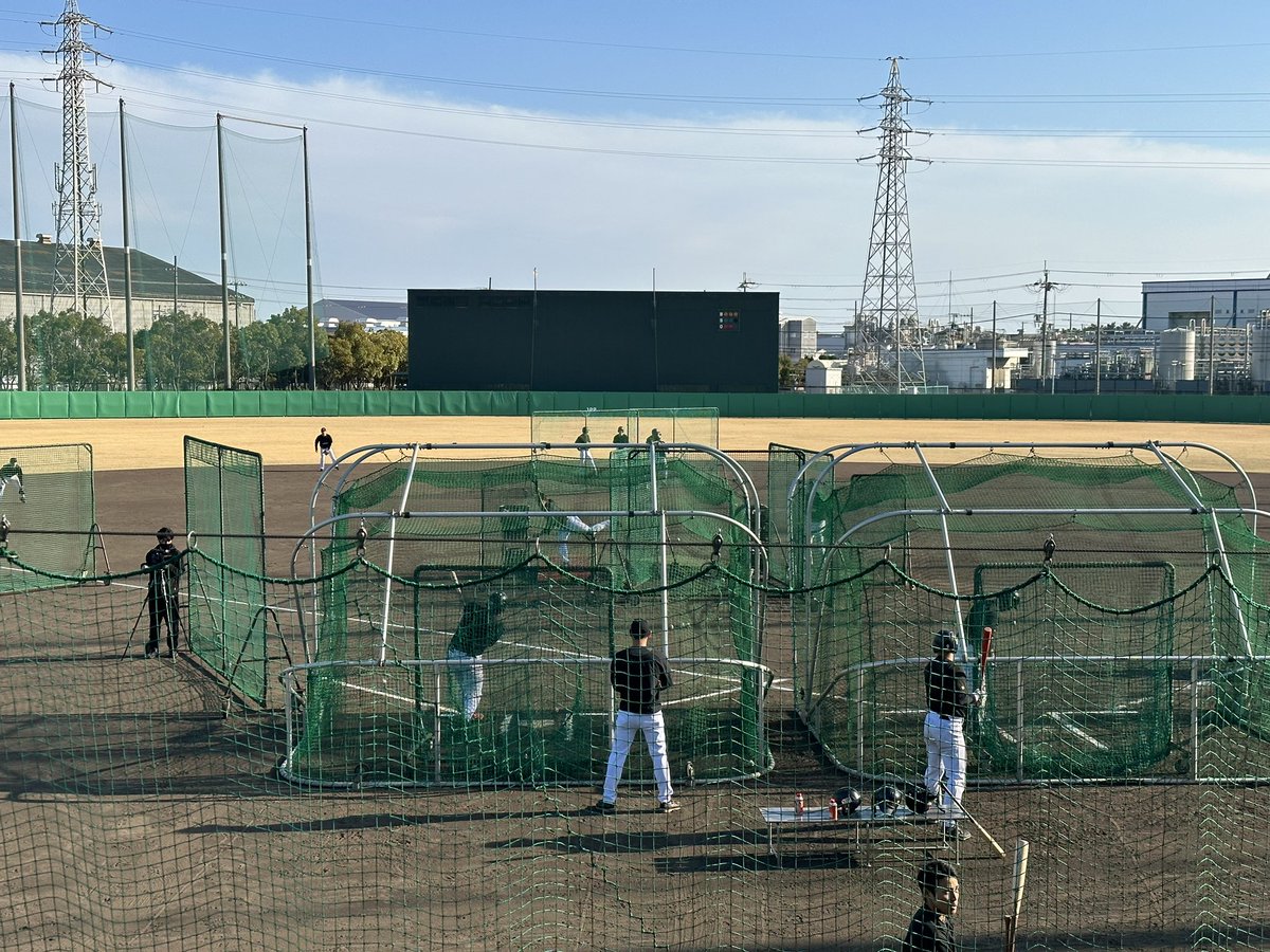 VanAsahi's tweet photo. So efficient practice with everyone on the team knowing what they need to do. All the equipment is well taken care of. Takes only 2 players to move a turtle and 1 to bring 2 ball carts. https://t.co/vkziRsR332
